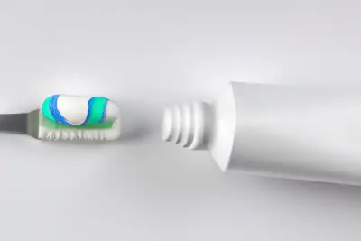 Používať zubnú pastu s fluórom alebo bez?